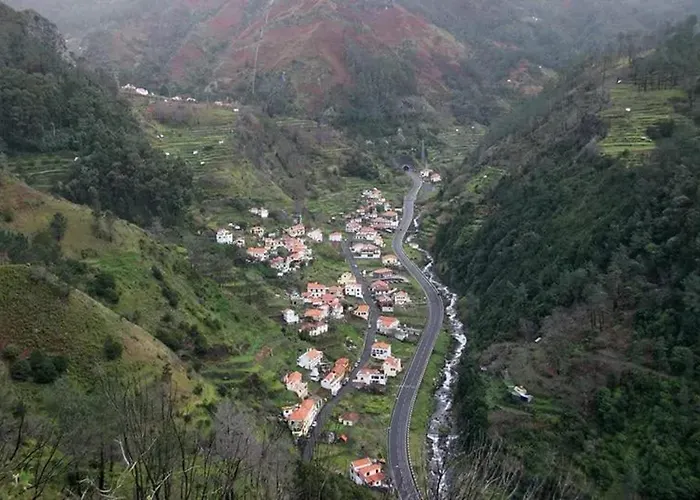 Welcoming House In Santa Cruz With Garden Of 269 M² Prázdninový dům Santa Cruz (Madeira)