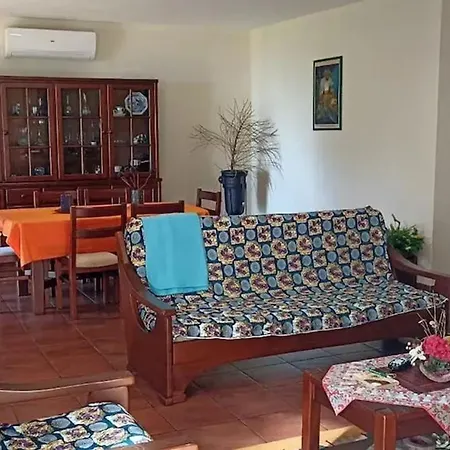 Welcoming House In With Garden Of 269 M² Prázdninový dům