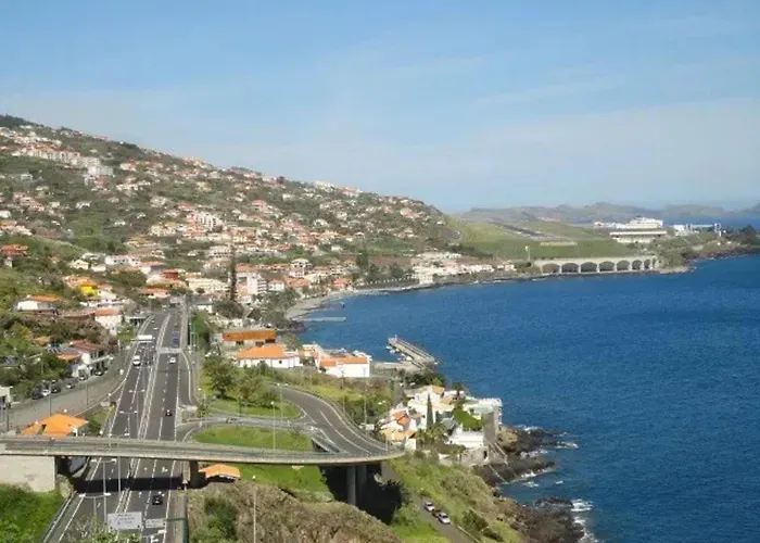 Welcoming House In Santa Cruz With Garden Of 269 M² * Santa Cruz (Madeira)